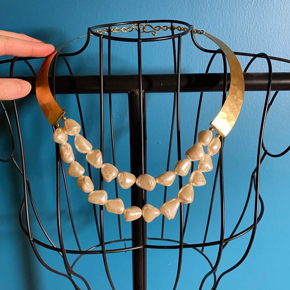 Elegant Gold and Cream Necklace